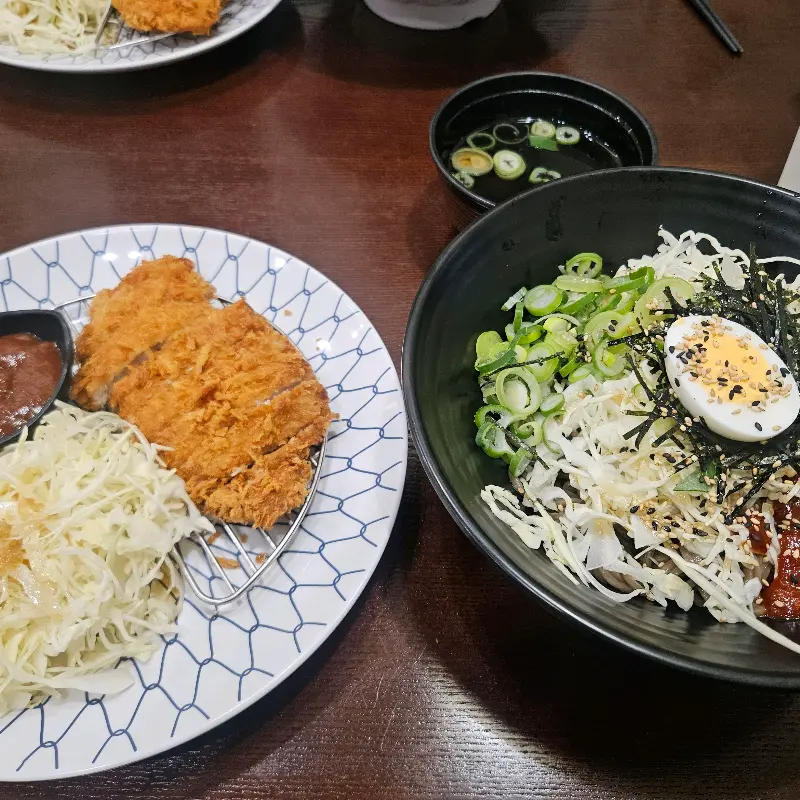 소바와 돈까스 정식 한 상 차림