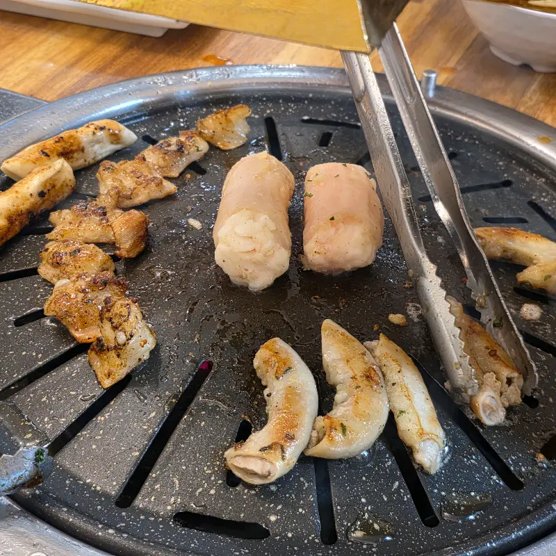 불판 위에서 맛있게 구워지는 막창