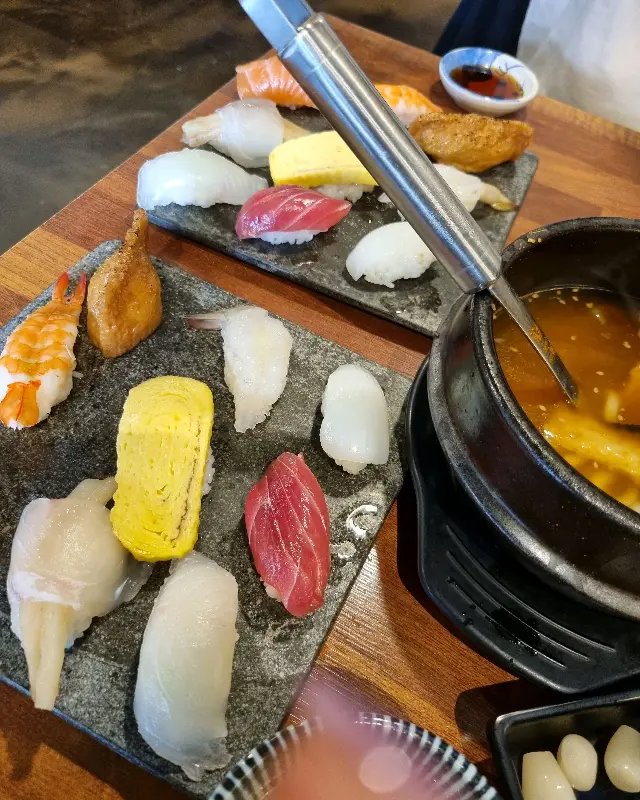 군침도는 초밥 비주얼