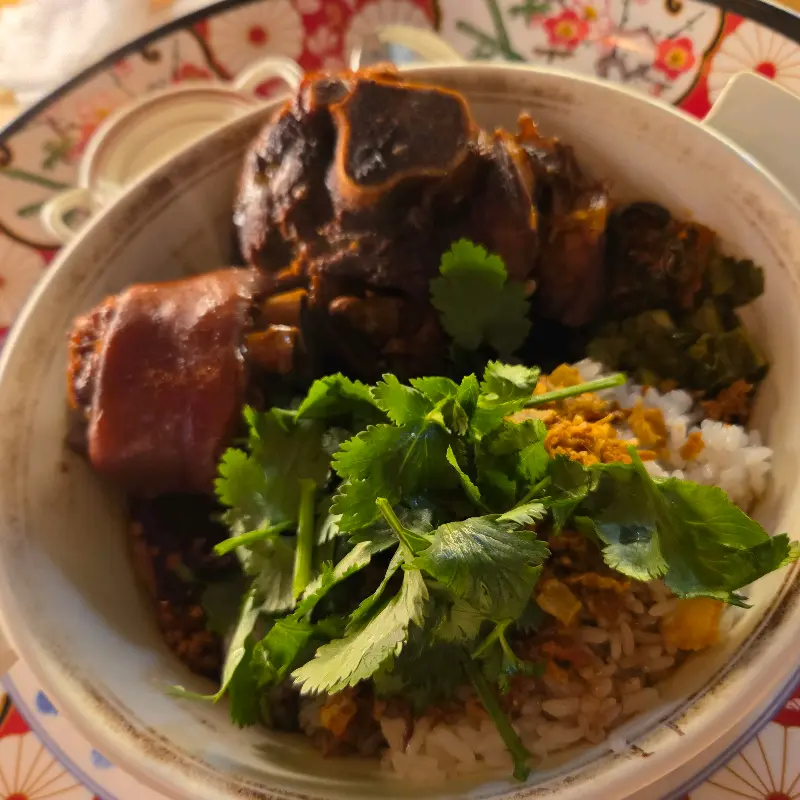 족발, 밥, 고수의 환상적인 콜라보레이션