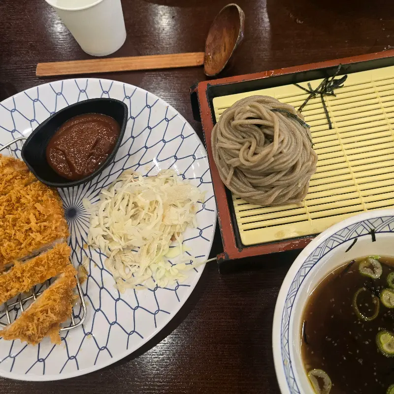 정갈하게 담긴 소바