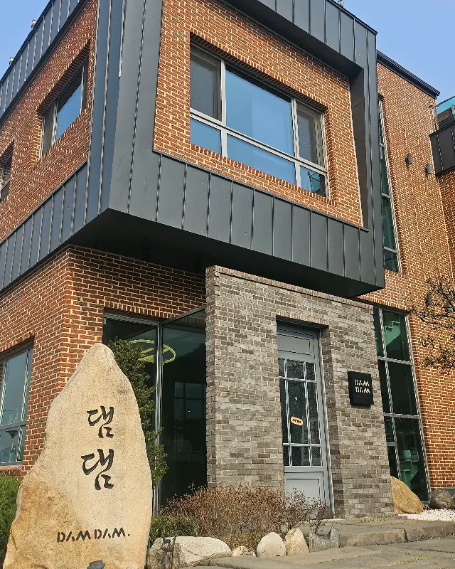 댐댐 카페의 외관