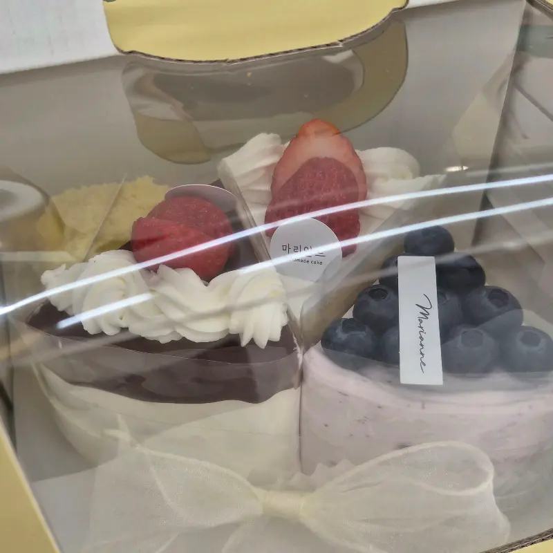 선물 포장된 조각 케이크