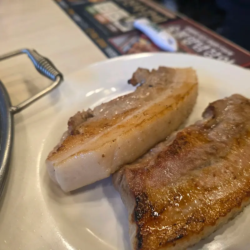 노릇하게 구워진 돼지갈비