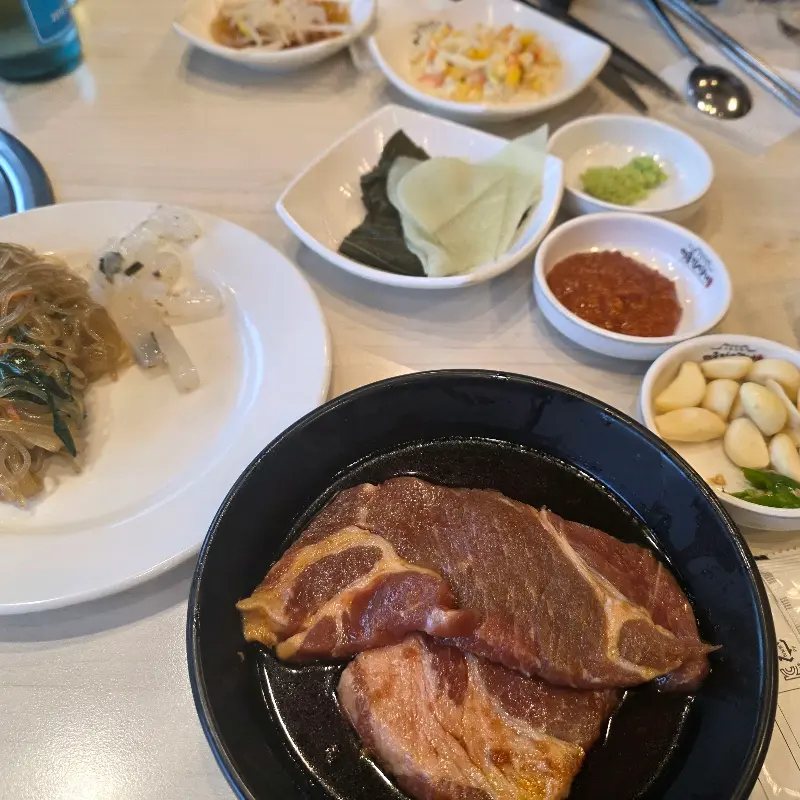 돼지갈비와 함께 차려진 다양한 반찬들