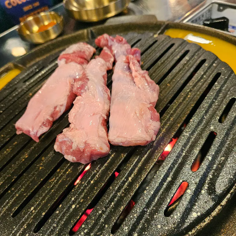 숯불 위에서 익어가는 갈매기살