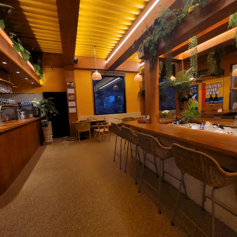 대천브루어리 내부 인테리어: 휴양지 느낌이 물씬 풍기는 인테리어가 인상적이다.