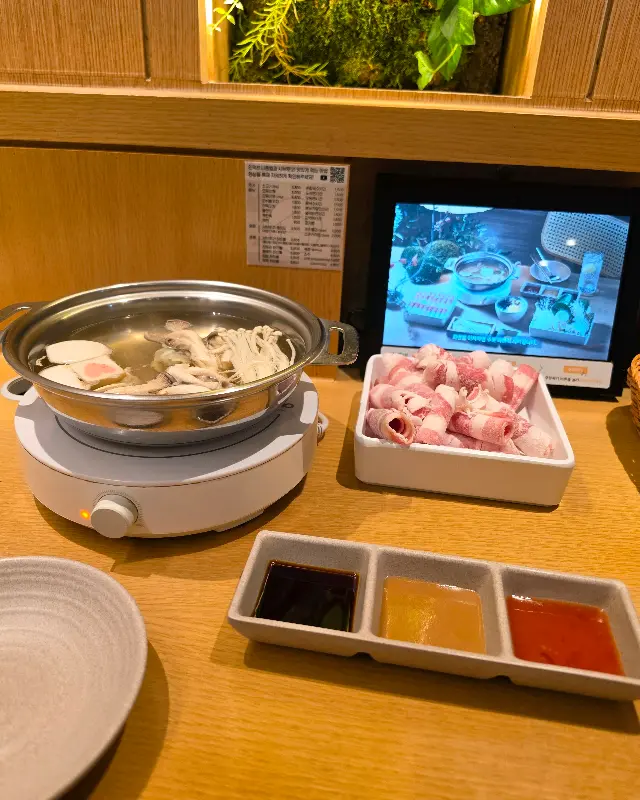 보글보글 끓는 얼큰한 샤브샤브