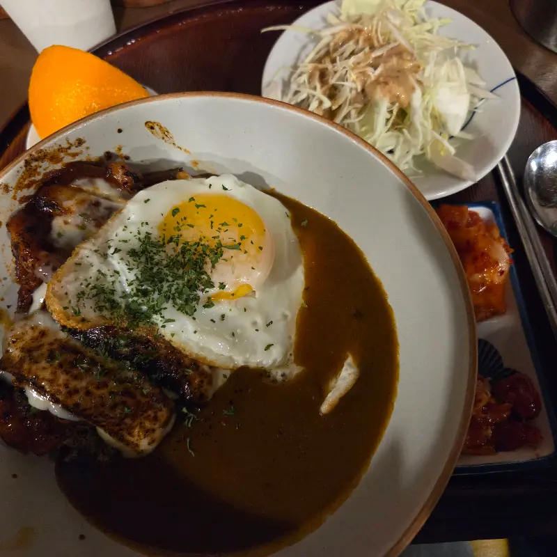 푸짐한 카레 한 상 차림