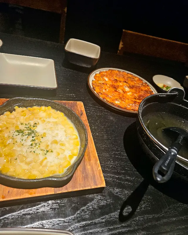 따뜻하게 구워져 나온 김치전과 고소한 콘치즈