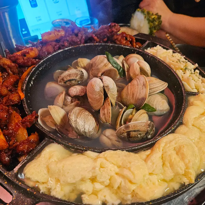 다채로운 토핑과 함께 즐기는 국물 닭발