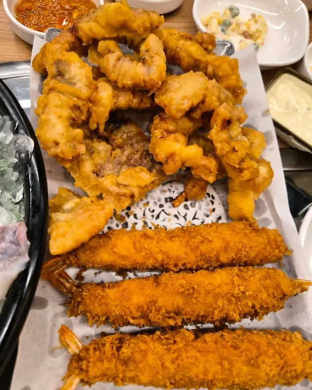 바삭한 오징어 튀김과 새우 튀김