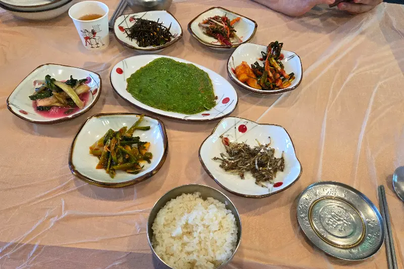 다채로운 밑반찬이 정갈하게 담겨 상 위에 놓여진 모습