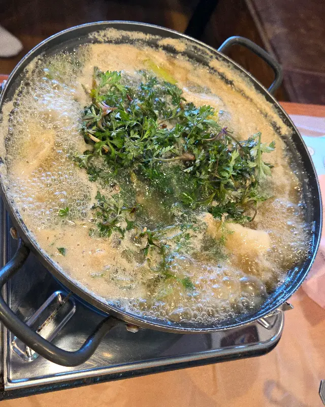 쑥이 듬뿍 들어간 도다리 쑥국의 클로즈업