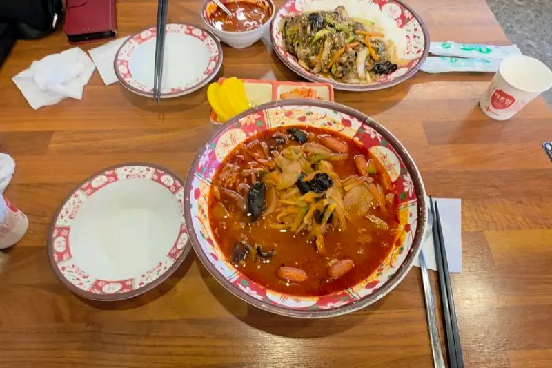 테이블 위에 놓인 짬뽕, 짜장면, 탕수육