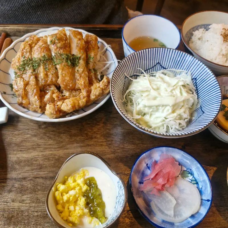 정갈하게 차려진 치킨난반 정식 한 상