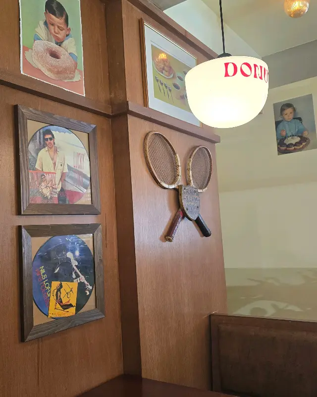 카페 내부 벽면 장식