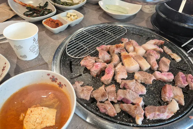 불판 위에서 구워지고 있는 삼겹살