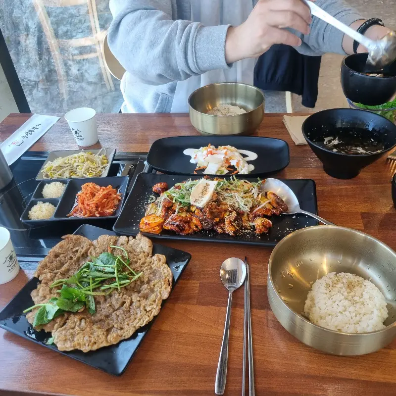 창밖 풍경을 바라보며 식사하는 손님