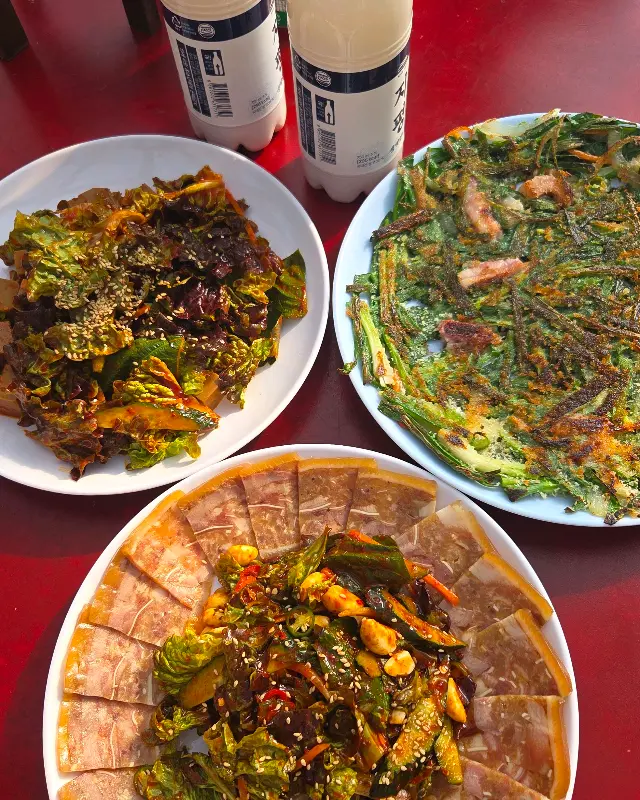 해물파전, 도토리묵, 막걸리 한 상 차림