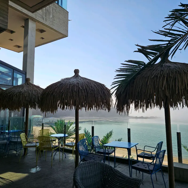 야외 좌석과 바다 풍경