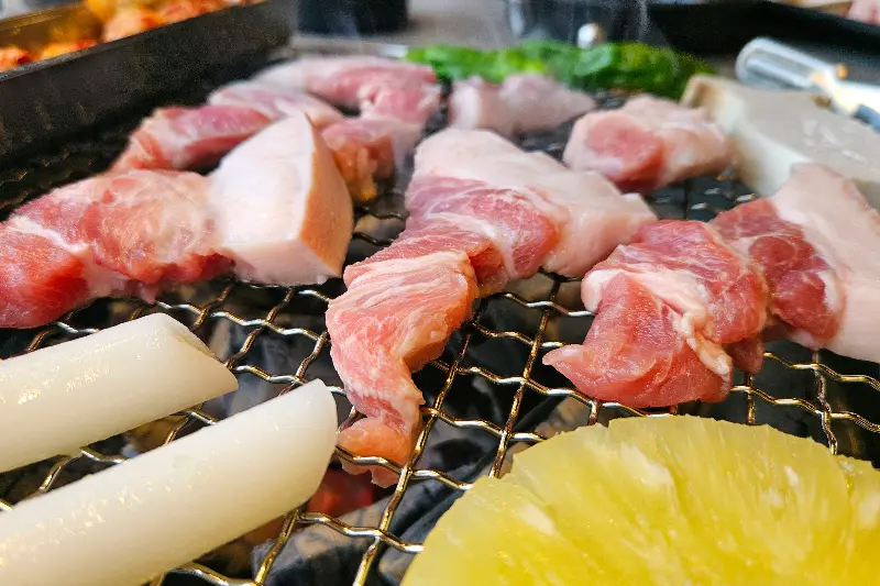 육담 퇴계점 불판 위의 돼지고기