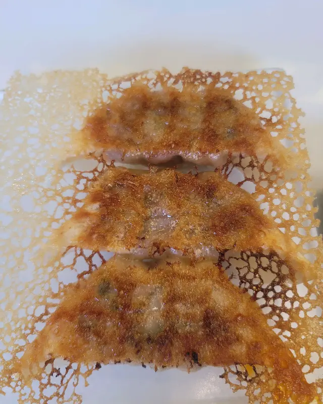 얇은 피로 감싼 바삭한 교자의 모습