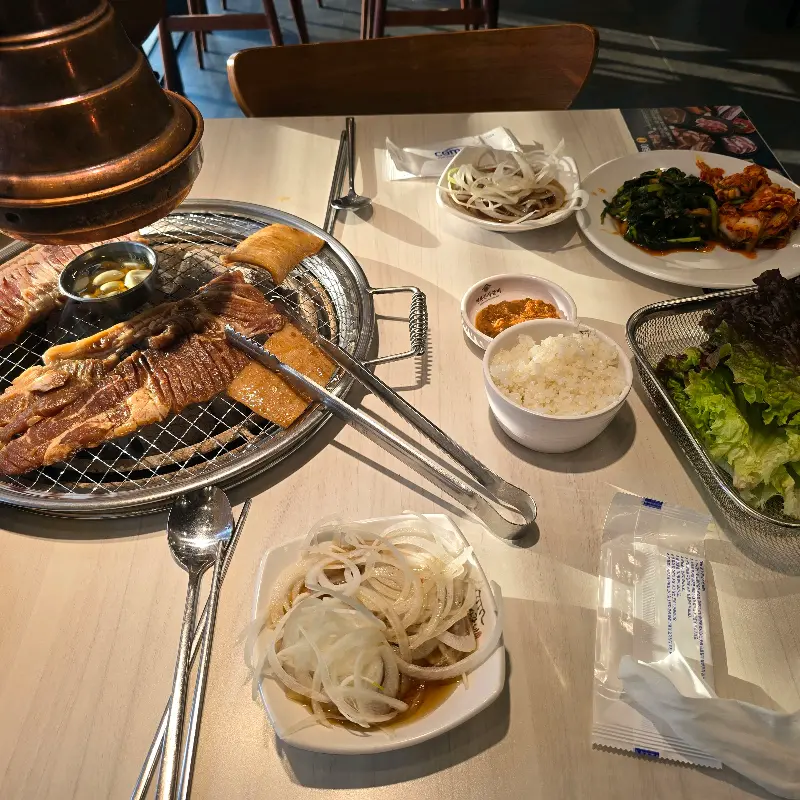 숯불 위에서 맛있게 익어가는 돼지갈비