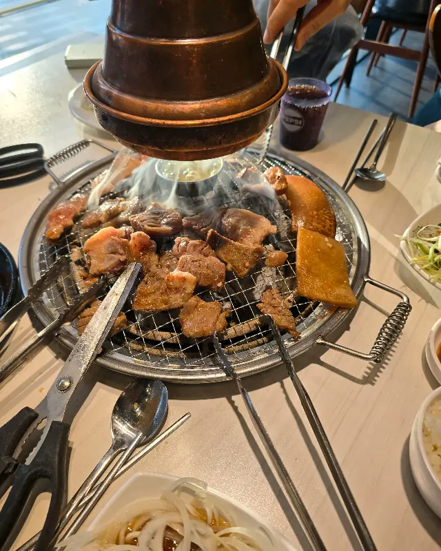 숯불 위에서 맛있게 익어가는 고기