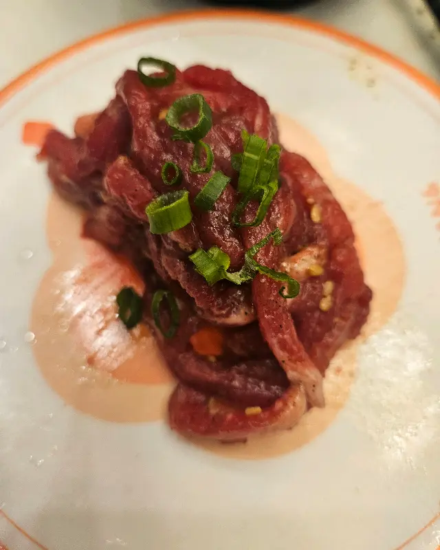 윤기가 흐르는 육회 초밥