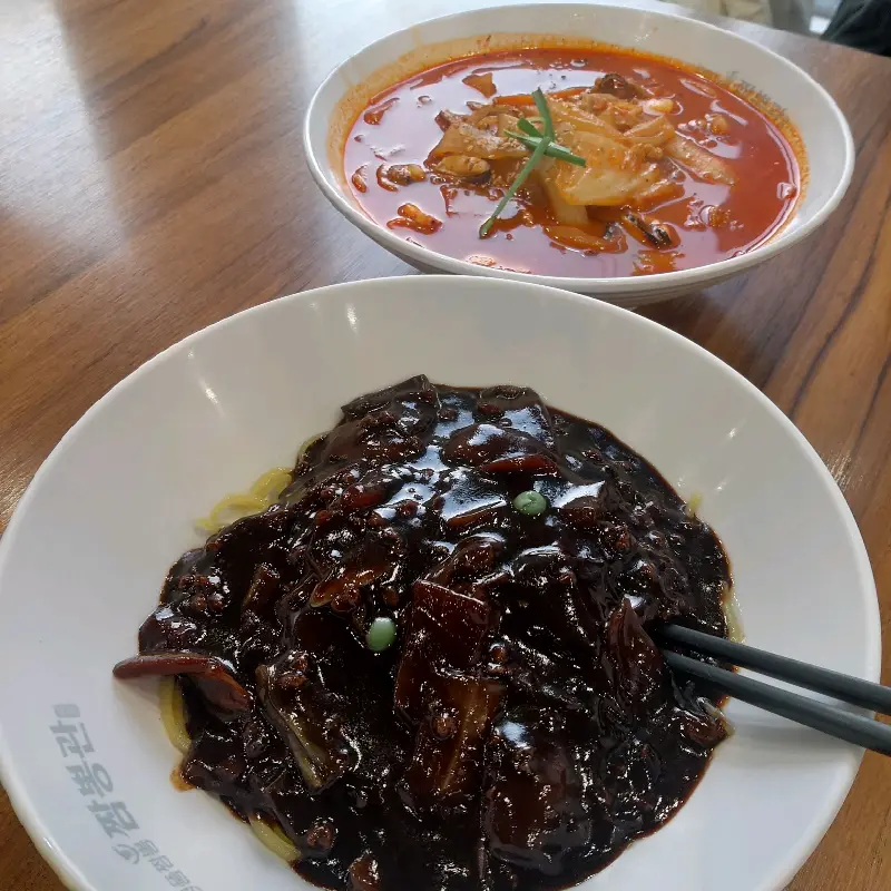 짜장면과 짬뽕의 근접 사진