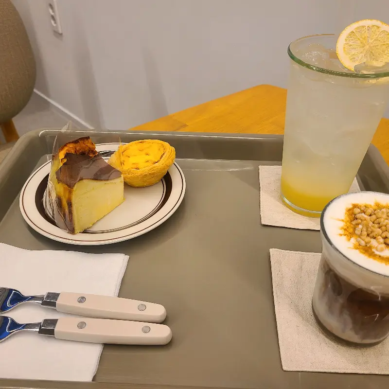 디저트와 음료가 함께 담긴 쟁반