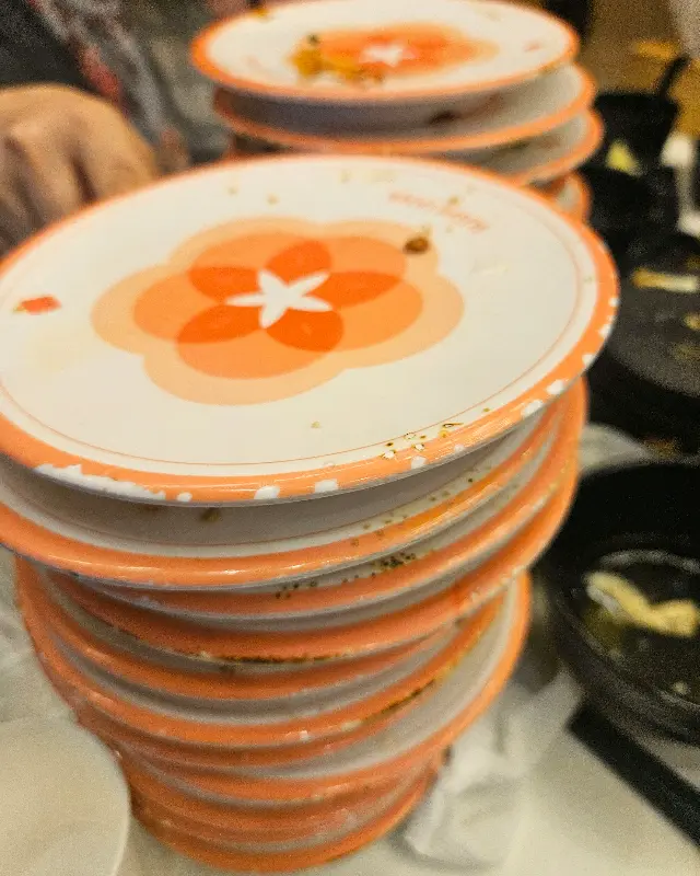 접시가 높이 쌓인 모습