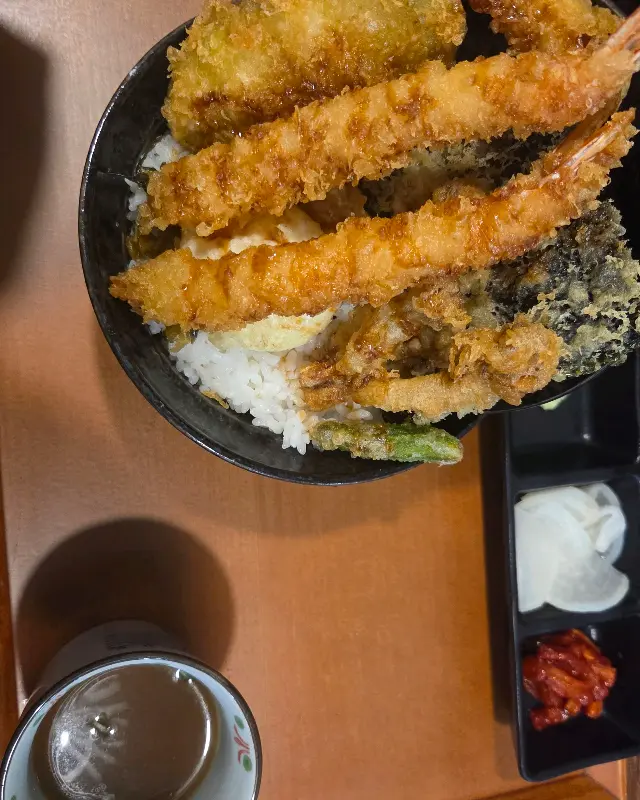 접시에 덜어놓은 튀김과 텐동 소스, 그리고 밥의 조화