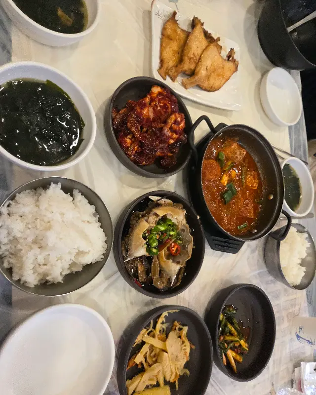 한상 가득 차려진 음식