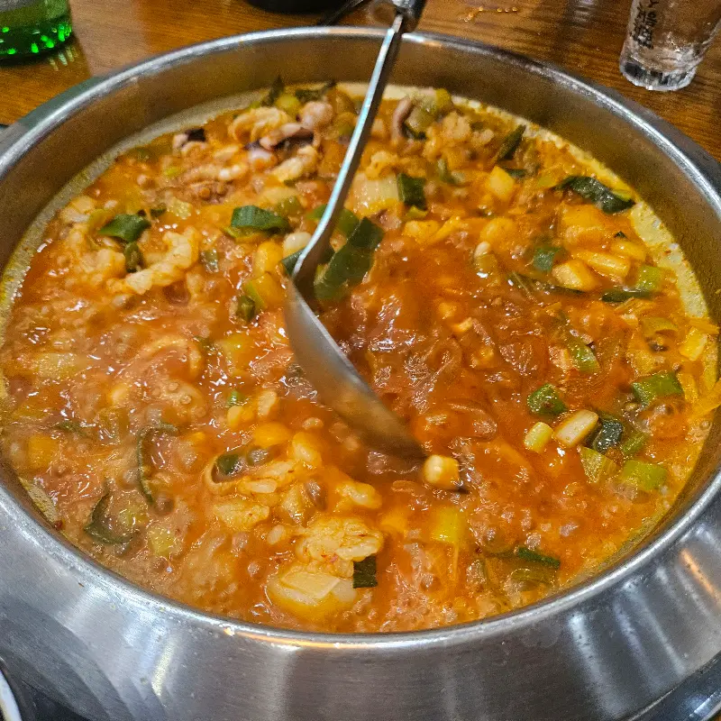 국자로 낙곱새를 뜨는 모습