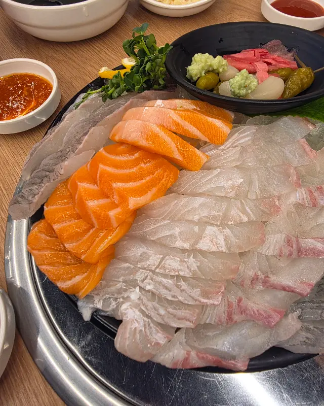 신선함이 눈으로도 느껴지는 광어회와 연어회