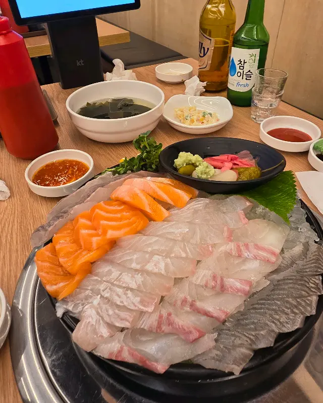 매운탕에 라면사리 추가는 무조건! 얼큰하고 시원한 국물이 끝내준다.