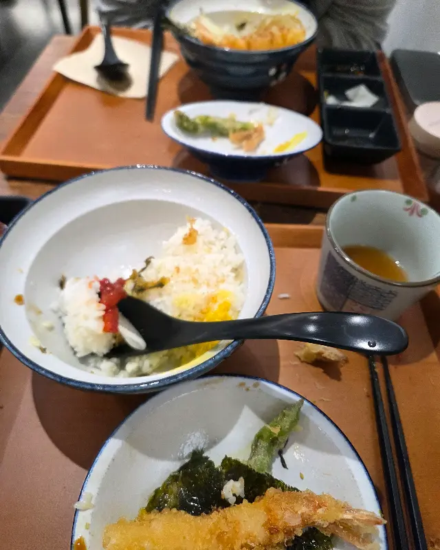 텐동을 거의 다 먹은 모습, 밥알 한 톨까지 소중한 맛