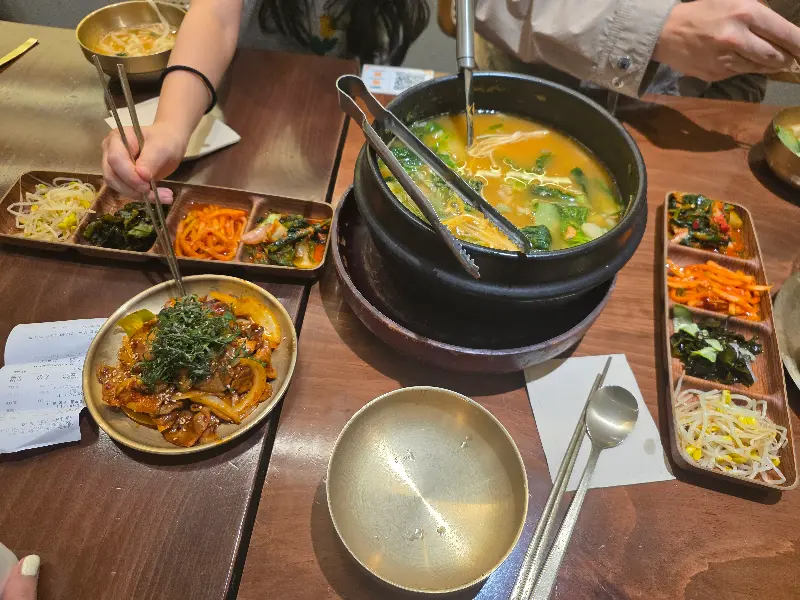 다채로운 색감의 비빔밥 재료들