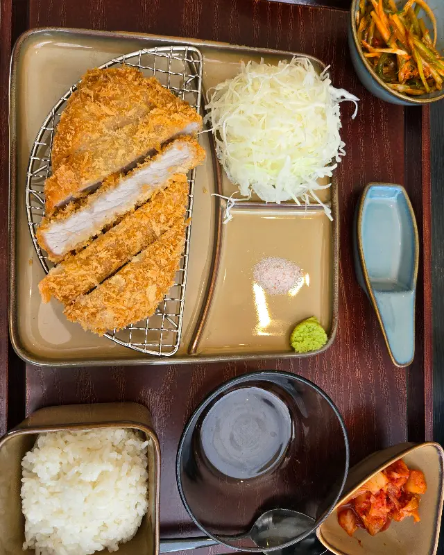 돈까스, 밥, 샐러드, 김치의 완벽한 조화