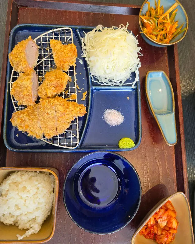 깔끔한 돈까스 한 상 차림