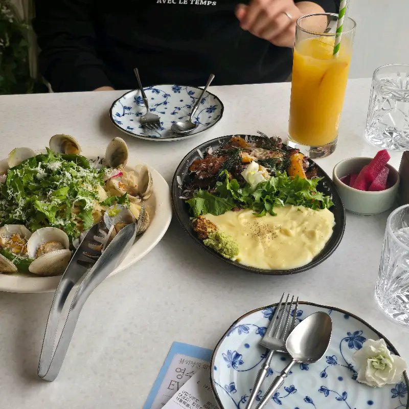 테이블 위에 놓인 음식들