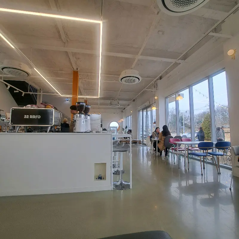 넓은 카페 내부