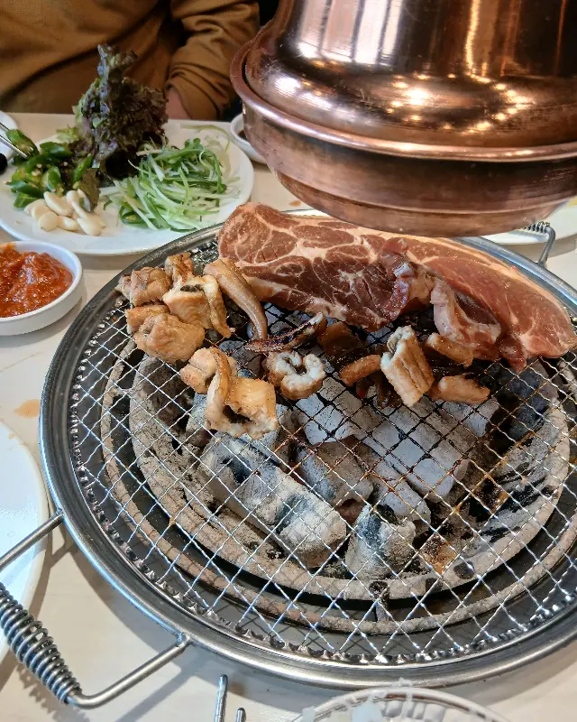 돼지갈비와 껍데기를 숯불에 굽는 모습