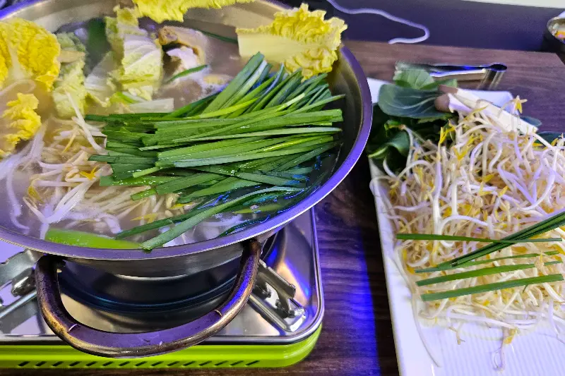 닭삼백집 닭한마리 샤브 칼국수