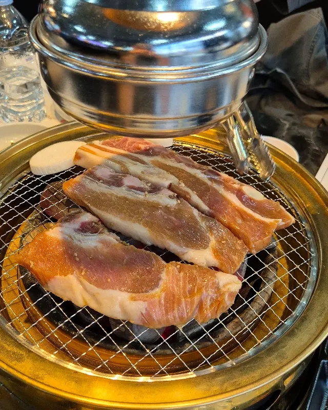 숯불 위에 올려진 신선한 고기