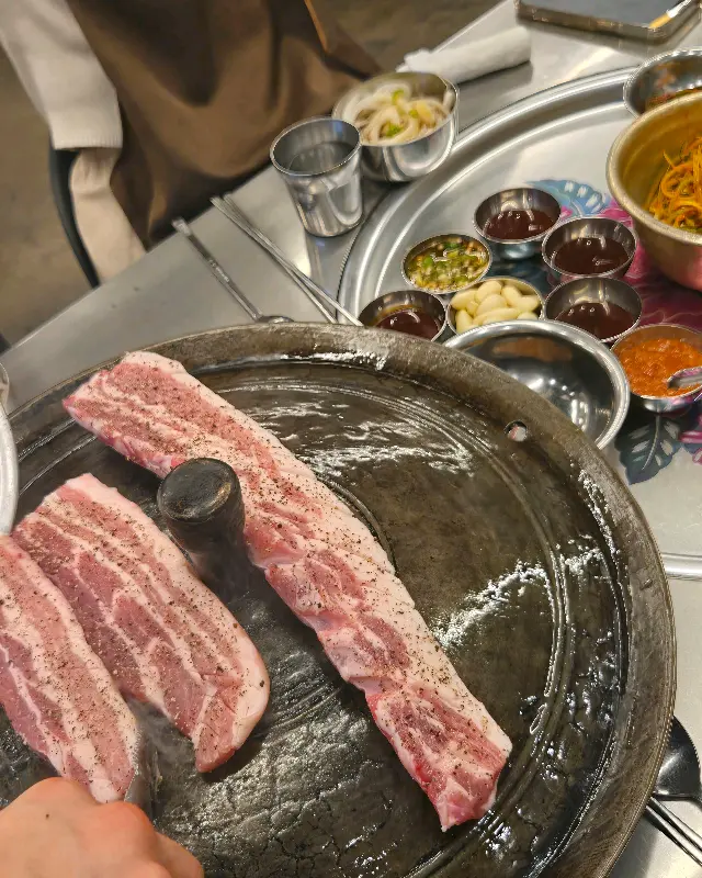 쟁반 가득 담겨 나오는 정갈한 밑반찬들