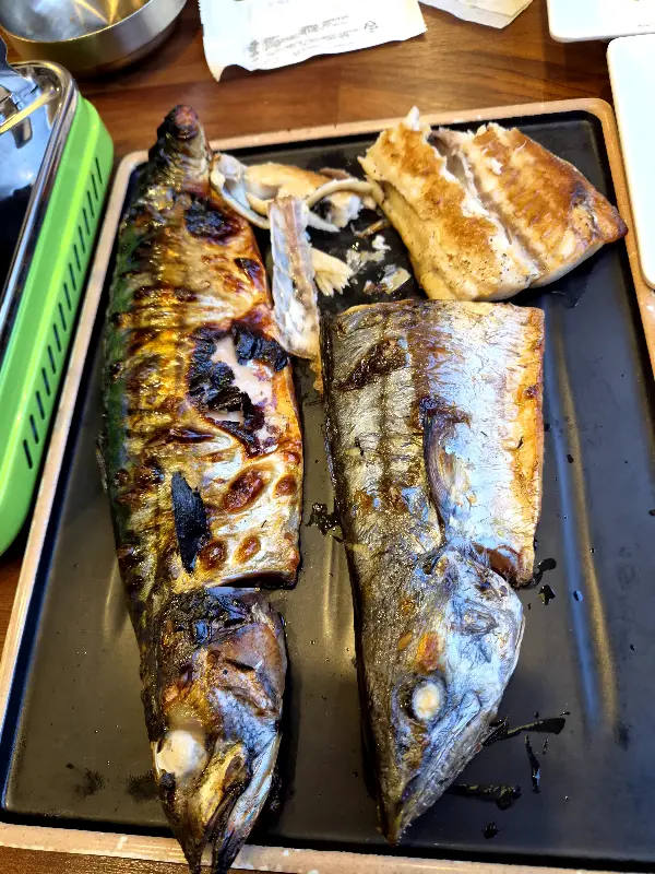 화덕에서 구워 겉바속촉의 정석을 보여주는 고등어구이