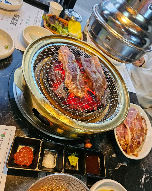 숯불 위에서 구워지는 LA갈비